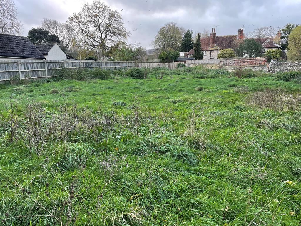 Lot: 82 - DETACHED HOUSE AND LARGE GARDEN WITH DEVELOPMENT POTENTIAL - View of lawned gardens facing south east